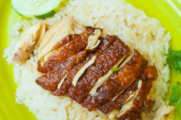 Daging Ayam Singapore Dan Nasi Piring — Stok Foto