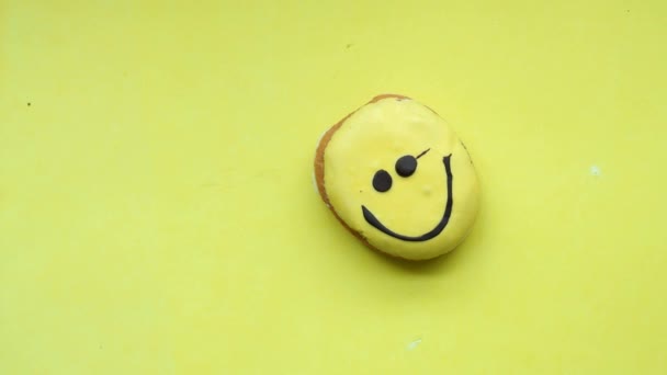 Segurando Sorriso Rosto Design Donuts Contra Fundo Amarelo — Vídeo de Stock