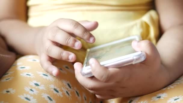 Bambino Ragazza Guardando Cartone Animato Smart Phone — Video Stock