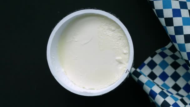 Yogurt Fresco Tazón Sobre Mesa — Vídeo de stock