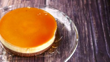  Masadaki tabakta karamel kremalı puding. ,