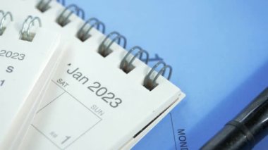 2023 yıllık takvim ofis masasında.,
