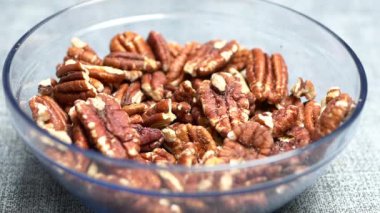 Bir kaseye ceviz düşürmenin yavaş çekimi. ,