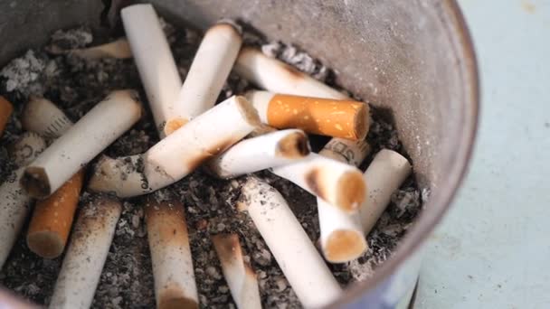 Close Brandende Sigaret Asbak — Stockvideo