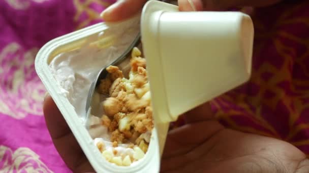Mezclar Granola Musli Con Yogur Recipiente — Vídeo de stock