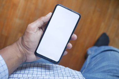 Akıllı telefon kullanarak genç adamın elini kapat.