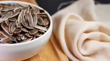 Masadaki bir kasede güneş tohumu ,