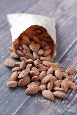 Masadaki bir paketten dökülen badem fıstığı. .