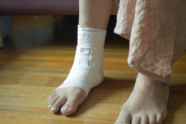 Γυναίκα Δεμένο Πόδι Στο Κρεβάτι — Φωτογραφία Αρχείου