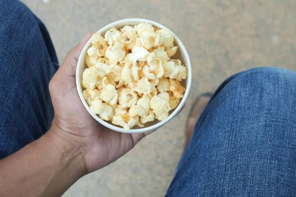 Muži Držící Misku Popcornu Horní Pohled — Stock fotografie