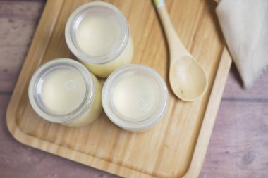 Masadaki cam kavanozdaki Karamelli puding manzarası ,