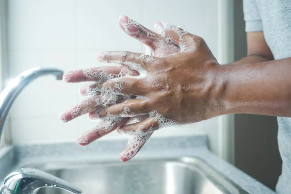 Jovem Homem Lavando Mãos Com Água Morna Sabão — Fotografia de Stock