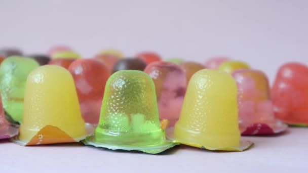 Menutup Dari Jelly Berwarna Warni Dalam Wadah Plastik — Stok Video