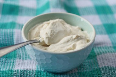  Masa örtüsünün üzerinde süt kremi. . 