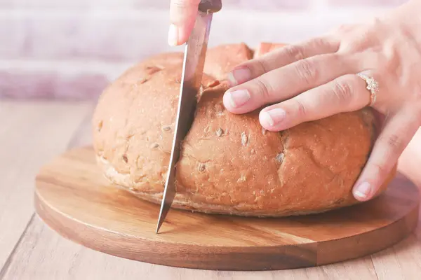 Cutting Baked Brow Bread Table — Stok fotoğraf