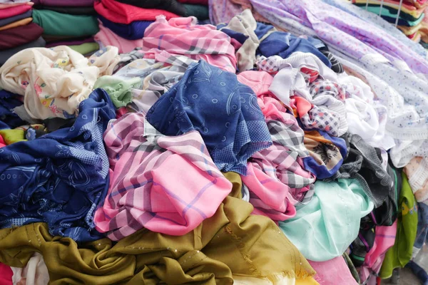 Aproape Multe Femei Îmbrăcăminte Afișa Vânzare — Fotografie, imagine de stoc