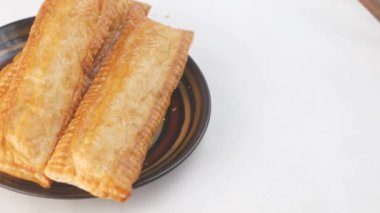 Elmalı turtayı bir tabakta yakın. ,