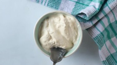 Süt kremasının masadaki konteynırın üst görüntüsü .