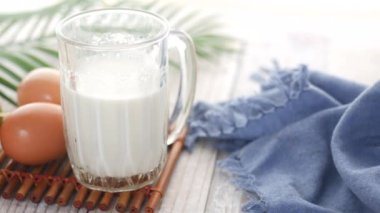 Masadaki bir bardak süt ve kaşığı kapat. .