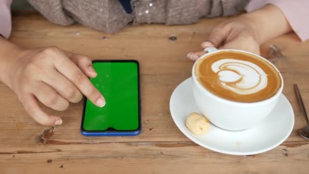 Sosteniendo Una Cpu Café Uso Teléfono Inteligente Con Pantalla Verde — Vídeo de stock