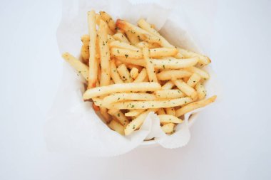 Beyaz arkaplanda patates kızartması resmi. ,