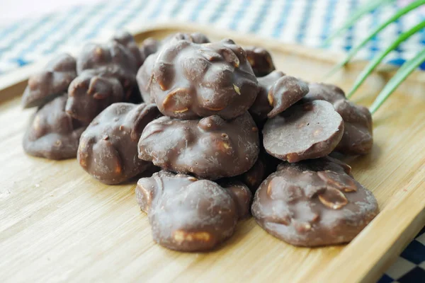 Gros Plan Bonbons Chocolat Aux Arachides Sur Table — Photo