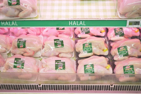 シンガポール2022年6月12日店頭に並ぶハラール看板生鶏 — ストック写真