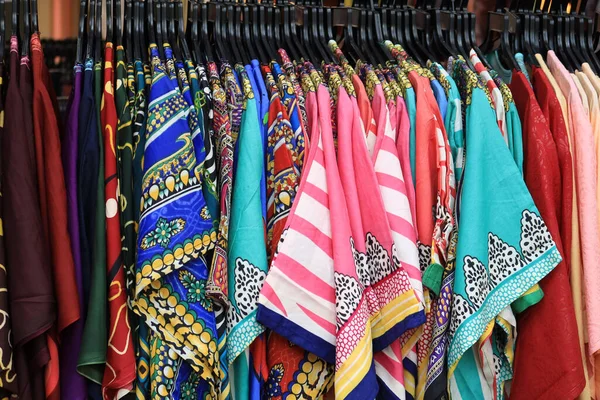 Aproape Multe Femei Îmbrăcăminte Afișa Vânzare — Fotografie, imagine de stoc