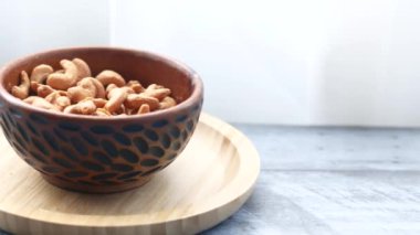 Masadaki kasede fındık var. .