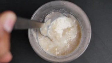 Yulaf, muz ve süt siyah arka planda bir kasede .