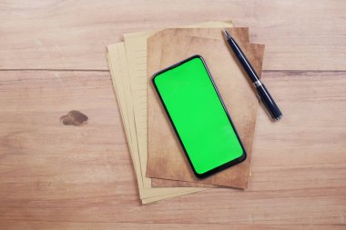 Boş alanı, kağıdı ve kalemi olan akıllı telefon ,