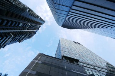  Singapur modern şehir binalarının düşük açılı görüntüsü