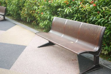 Bahçe parkında eski bir ahşap bank.,