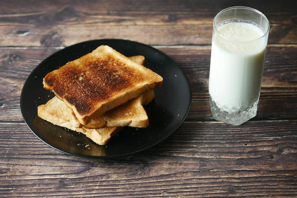 Masada Bir Bardak Kremalı Süt Ekmek — Stok fotoğraf