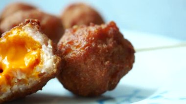 Tabaktaki tavuk peynirli köfteyi yakın. .