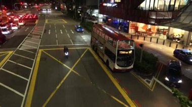 Singapur Meyve Bahçesi yolunda şehir arabaları ,