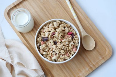 Mısır gevreği ve sütle sabah kahvaltısı. ,