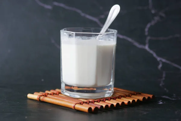 우유와 숟가락을 뚜껑닫고 — 스톡 사진