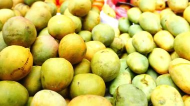 Yerel mağazada bir sürü taze mango sergileniyor .
