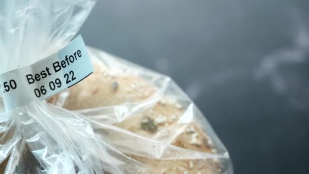 Kadaluarsa Tanggal Pada Paket Roti — Stok Video
