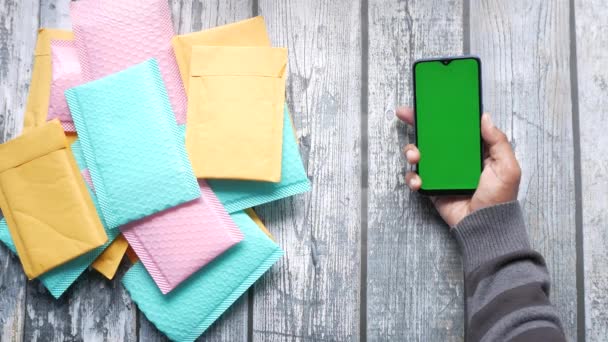 Groene Roze Kleur Papieren Bel Envelop Tafel — Stockvideo