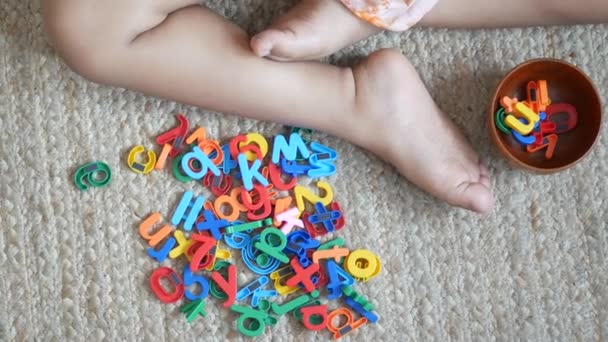 Πάνω Όψη Του Παιδιού Που Παίζει Πλαστικό Γράμμα Στο Πάτωμα — Αρχείο Βίντεο