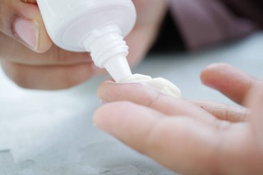 Güneş kremi kullanarak elinizi kapatın .