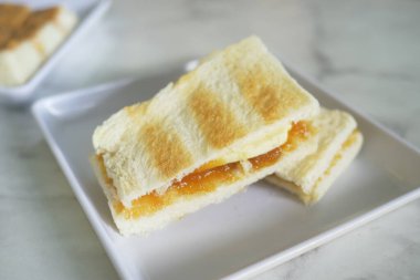 Kaya tostu ve masada bir fincan çay. ,