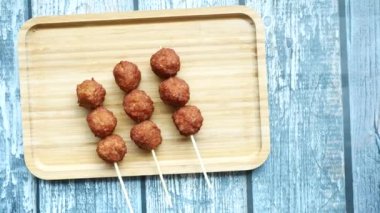 Tavuklu peynirli köfte tabağın üstünde. ,