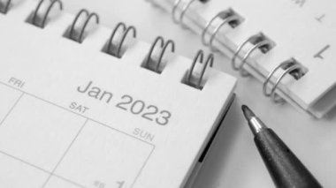 2023 yıllık takvim ofis masasında.,