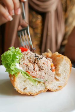 Masada mayonezli ton balıklı sandviç. 