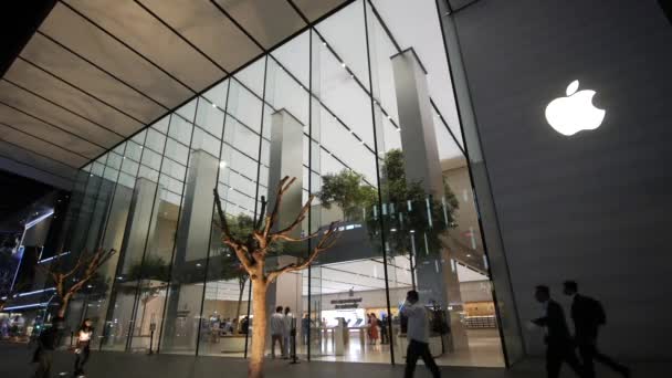 Singapore Orchard Road June 2022 Customer Visiting Apple Store — Stockvideo