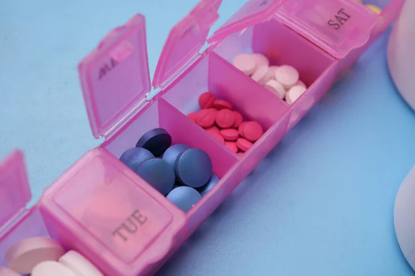 Nahaufnahme Medizinischer Pillen Einer Tablettenbox Auf Dem Tisch — Stockfoto