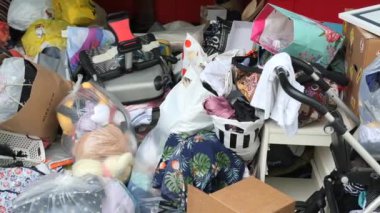 Bağışlanan eşyaları büyük bir konteynıra atmışlar. ,